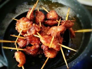 8、#猪年#快手牙签肉,等到慢慢开始上色时，炸到颜色变深酥脆