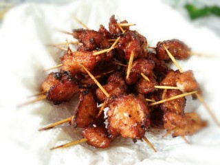 9、#猪年#快手牙签肉,全部捞出沥油，撒少许孜然粉即可食用！