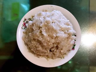 2、藕丁虾饼,把虾仁切成虾泥