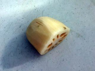 3、藕丁虾饼,鲜藕削皮