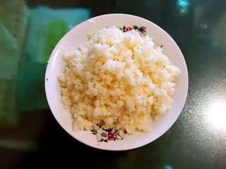 4、藕丁虾饼,把鲜藕切成藕小丁