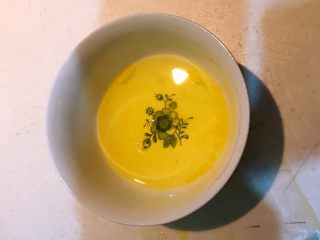 7、藕丁虾饼,把蛋清和蛋黄分离，蛋清备用