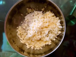 8、藕丁虾饼,把虾泥放进盆里，加入藕丁