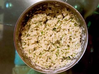 12、藕丁虾饼,顺着一个方向搅拌均匀，上劲儿