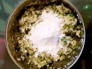 10、藕丁虾饼,加入玉米淀粉