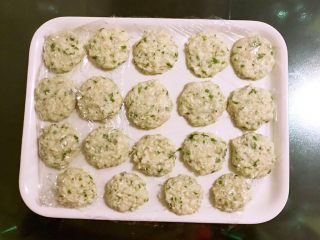 13、藕丁虾饼,做成直径4㎝左右的虾饼