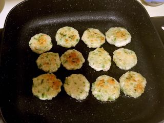 15、藕丁虾饼,煎到虾饼定型，一面金黄即可翻面