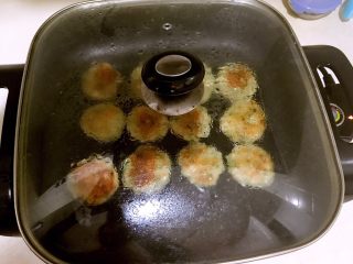 16、藕丁虾饼,盖上锅盖继续煎制4分钟左右
