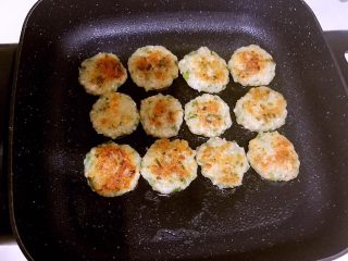 17、藕丁虾饼,煎至两面金黄色就熟了