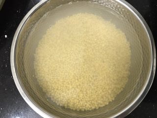 1、绿豆糕～蔓越莓版,绿豆洗干净，提前一晚泡水