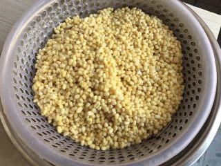 2、绿豆糕～蔓越莓版,泡好后，倒出篮子沥水