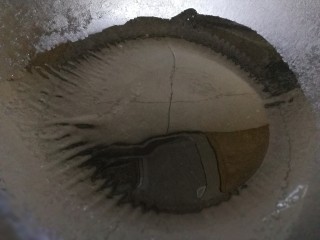 2、鸡蛋芝士全麦三明治,热锅倒入少量油。