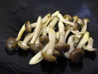 3、鸡蛋芝士全麦三明治,放入去根洗净的蟹味菇。