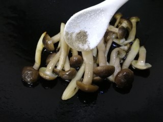 4、鸡蛋芝士全麦三明治,小火煎出香味，洒上黑胡椒粉。