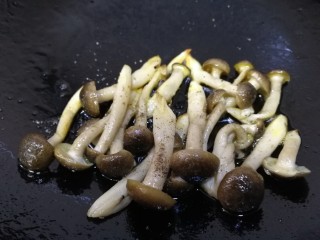 5、鸡蛋芝士全麦三明治,煎至一面微黄，关火。