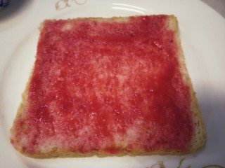 6、鸡蛋芝士全麦三明治,一片全麦面包片上涂上适量樱桃酱。