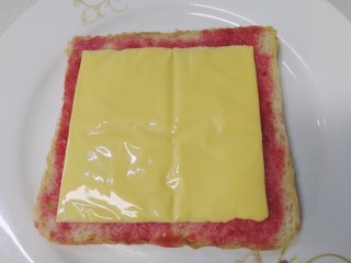 7、鸡蛋芝士全麦三明治,放上芝士片。