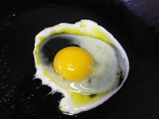 9、鸡蛋芝士全麦三明治,煎一个鸡蛋。