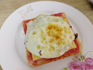 10、鸡蛋芝士全麦三明治,放上鸡蛋。