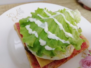 12、鸡蛋芝士全麦三明治,挤上沙拉酱。