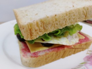 15、鸡蛋芝士全麦三明治,盖上另一片吐司，保鲜膜包紧。