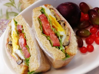 17、鸡蛋芝士全麦三明治,再来杯热牛奶，不错的减脂早餐。