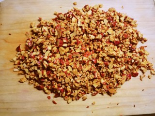 2、核桃红枣糕,红枣去核切碎。