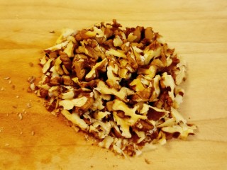 3、核桃红枣糕,核桃仁切碎备用。