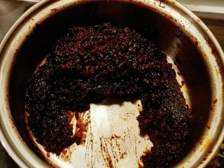 5、核桃红枣糕,转小火熬制成枣泥。