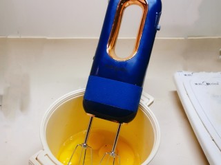 7、核桃红枣糕,鸡蛋敲入打蛋盆里，东菱无线打蛋器安装好搅拌棒，准备打蛋