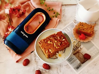 14、核桃红枣糕,切块食用。