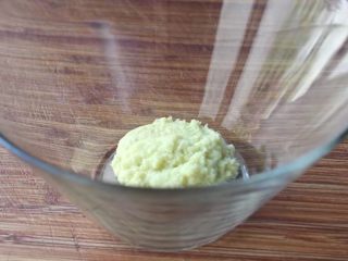 2、快速简单,家常辣味焦糖鸡,在一个大碗中加入磨好的姜末