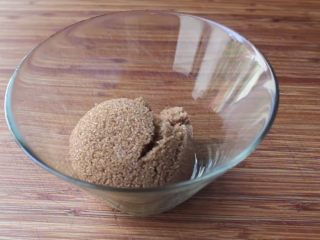 4、快速简单,家常辣味焦糖鸡,大半杯的红糖,红糖温补,对小仙女们有很多好处哟