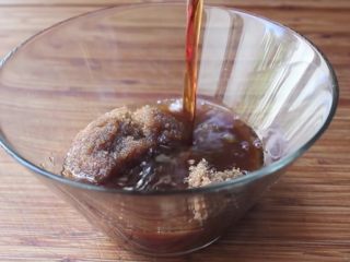 6、快速简单,家常辣味焦糖鸡,倒入1/3杯的鱼酱,提鲜