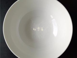 3、自制老酸奶,无油无水的容器里，倒入酸奶发酵剂；