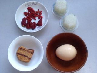 1、红糖荷包蛋,备料：红糖，甜酒，红枣，枸杞，鸡蛋。提示：红枣需要去核。