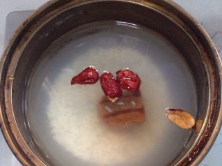 2、红糖荷包蛋,奶锅半锅水，放入红糖，甜酒，红枣大火煮开，关中火煮。