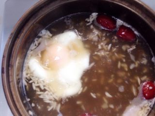 3、红糖荷包蛋,红糖完全煮好，关小火煮个荷包蛋。