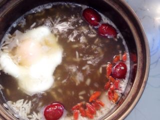 4、红糖荷包蛋,荷包蛋煮好放枸杞下锅，中火1分钟左右，关火。