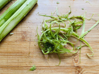 2、芦笋炒肉片,削去根部的老皮