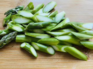 3、芦笋炒肉片,清洗干净滚刀切