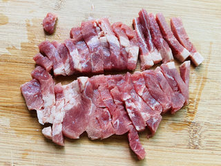 4、芦笋炒肉片,牛排切小段