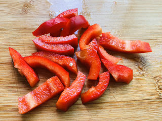 5、芦笋炒肉片,红椒清洗干净切小段