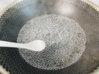 6、芦笋炒肉片,锅中加入清水大火烧开加入适量盐