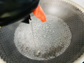 7、芦笋炒肉片,滴入少许食用油