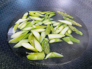 8、芦笋炒肉片,放入芦笋焯烫两分钟