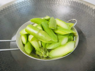 9、芦笋炒肉片,捞起过凉水沥干水份备用