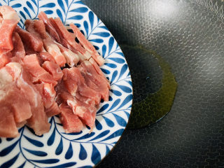 11、芦笋炒肉片,倒入牛肉