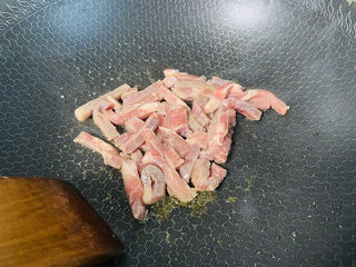 12、芦笋炒肉片,翻炒片刻