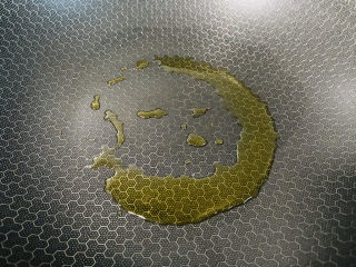 10、芦笋炒肉片,锅中加入黄油融化